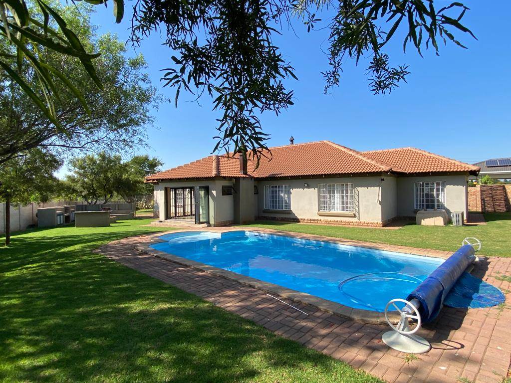4 Bed House in Grootfontein Estate photo number 20