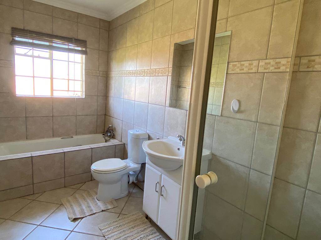 4 Bed House in Grootfontein Estate photo number 12