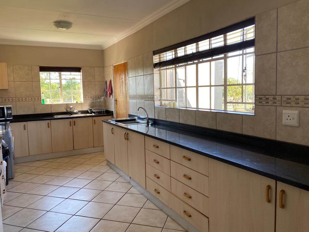 4 Bed House in Grootfontein Estate photo number 6