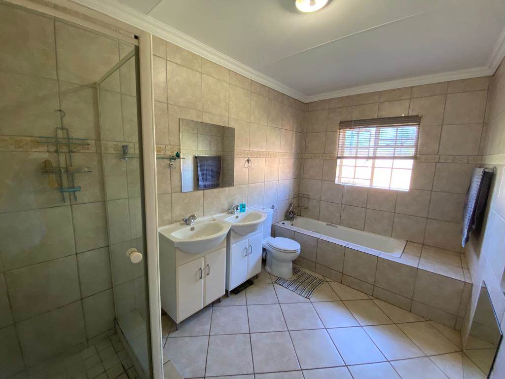 4 Bed House in Grootfontein Estate photo number 11
