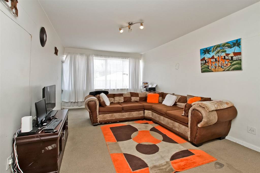 1 Bed Apartment in Cyrildene photo number 6