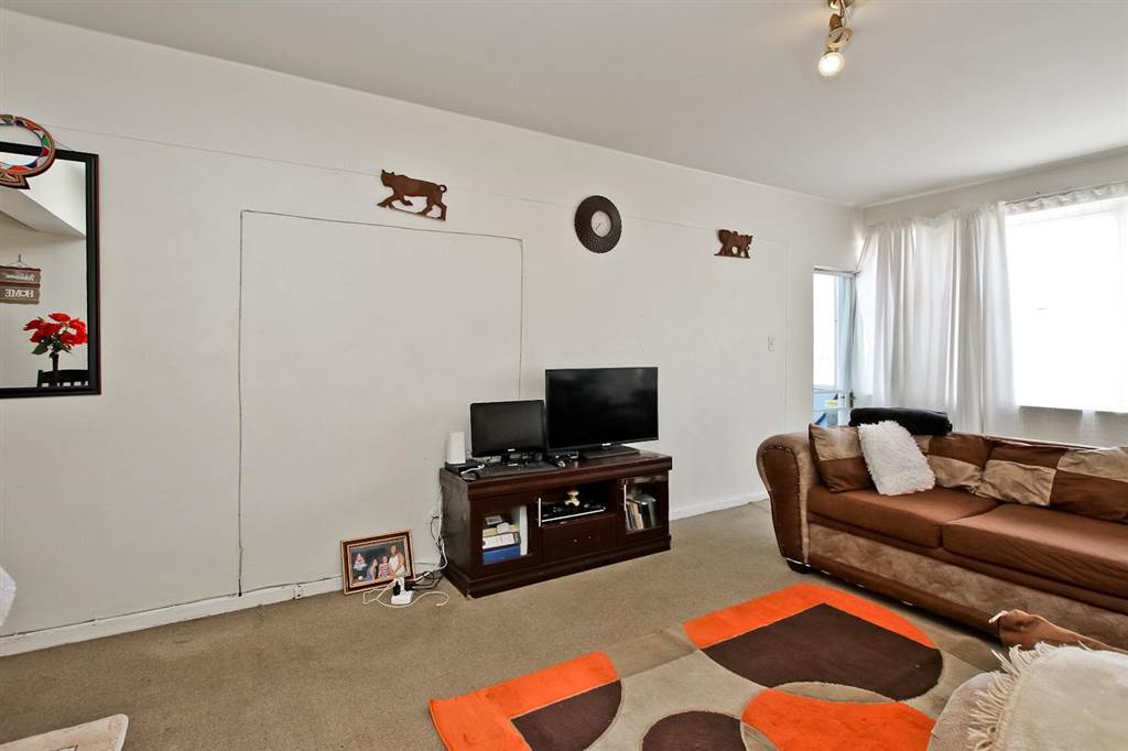 1 Bed Apartment in Cyrildene photo number 5