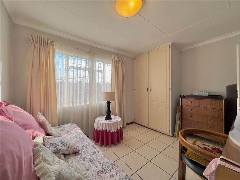 2 Bed Townhouse in Glen Marais photo number 21