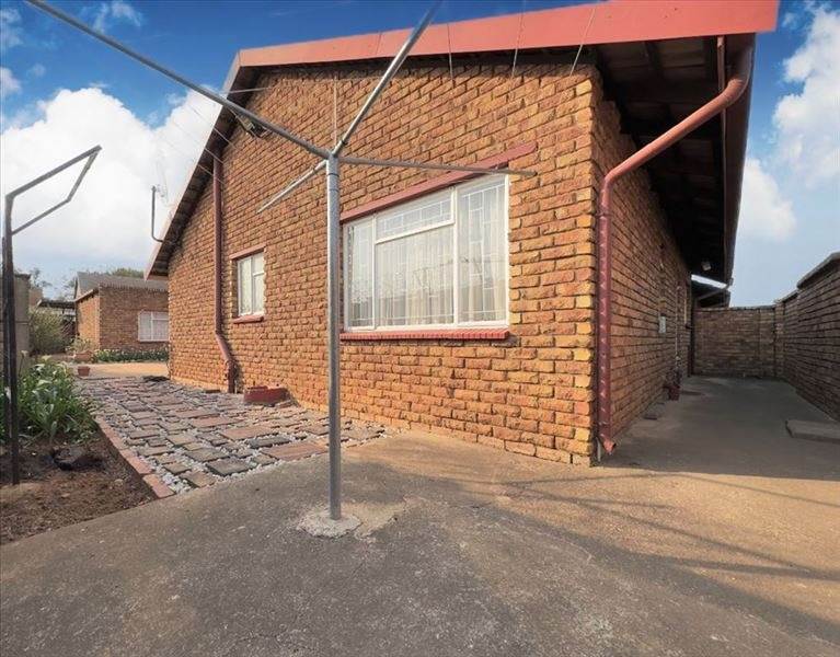 2 Bed Townhouse in Glen Marais photo number 27