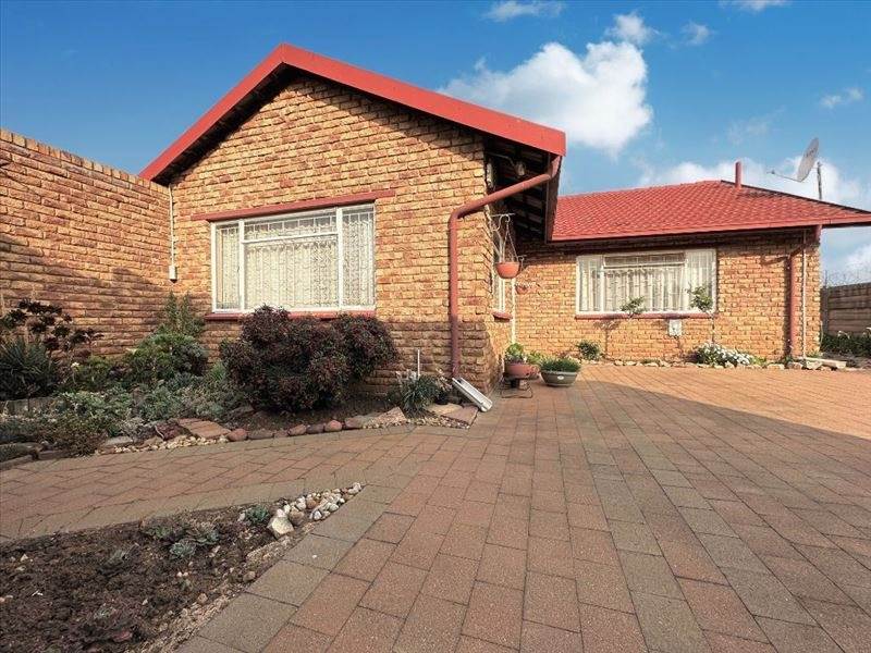 2 Bed Townhouse in Glen Marais photo number 25
