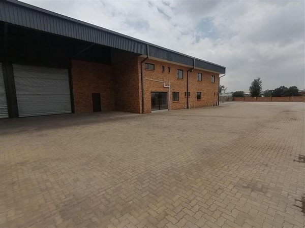 2 400  m² Industrial space