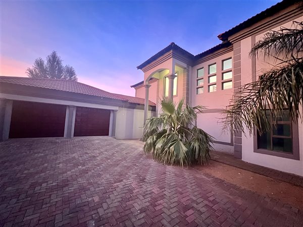 5 Bed House in Woodland Hills