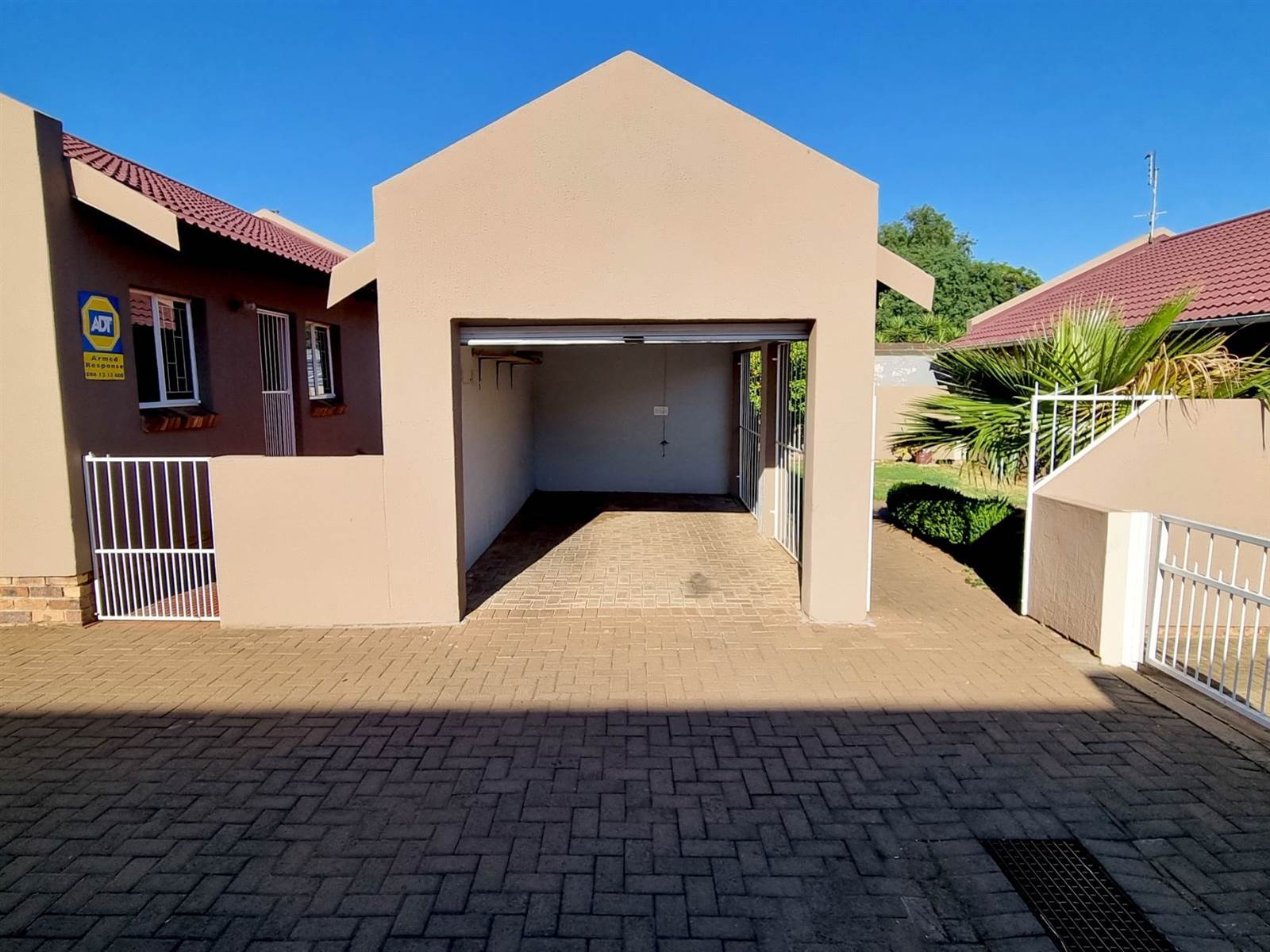 3 Bed Townhouse in Uitsig photo number 2
