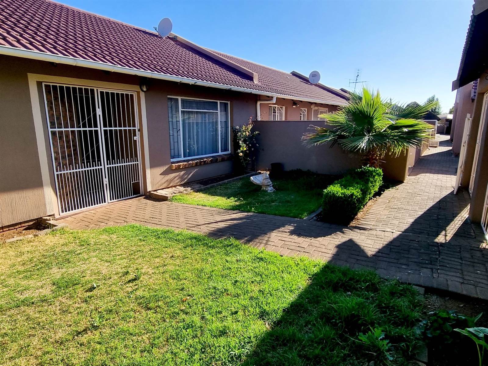 3 Bed Townhouse in Uitsig photo number 7