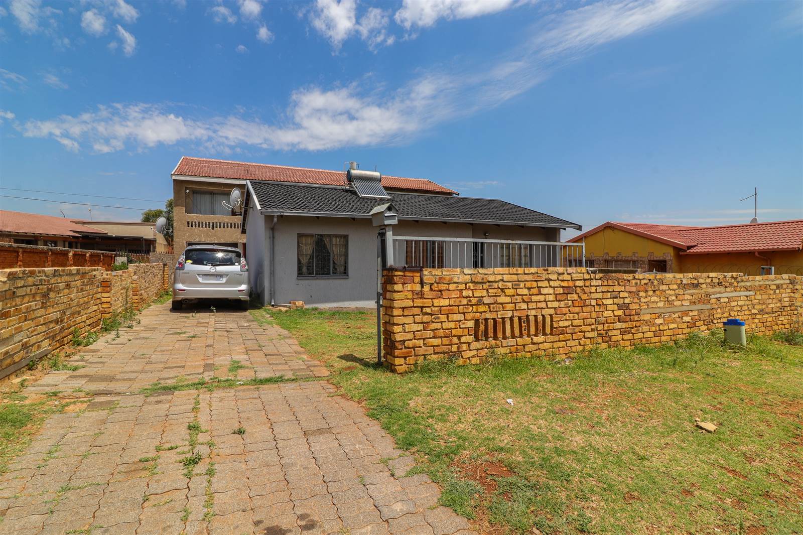 5 Bed House in Lenasia South photo number 2