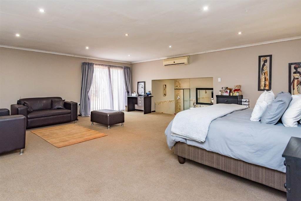 7 Bed House in Muldersdrift photo number 12