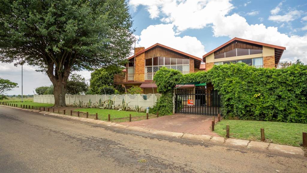 5 Bed House in Brenthurst photo number 2