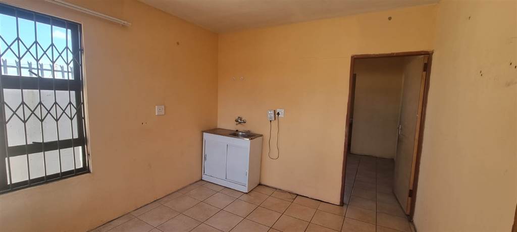14 Bed House in Mohlakeng photo number 12