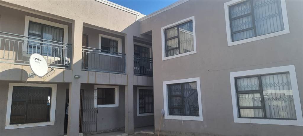 14 Bed House in Mohlakeng photo number 3