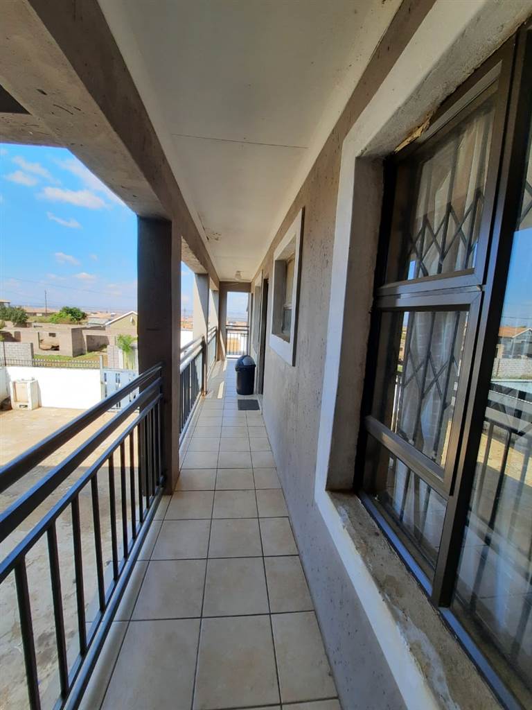 14 Bed House in Mohlakeng photo number 5