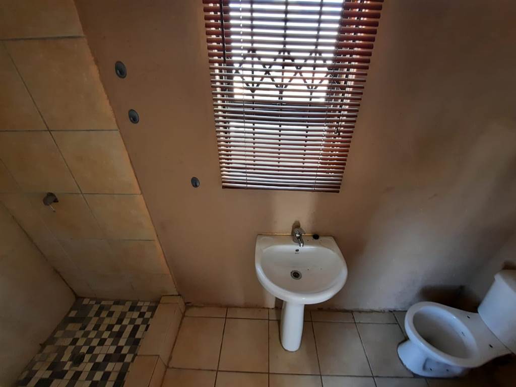 14 Bed House in Mohlakeng photo number 9
