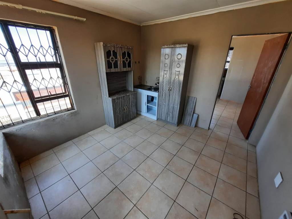 14 Bed House in Mohlakeng photo number 6