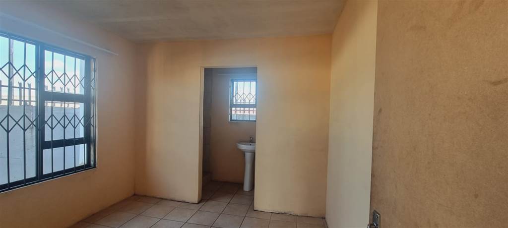 14 Bed House in Mohlakeng photo number 11