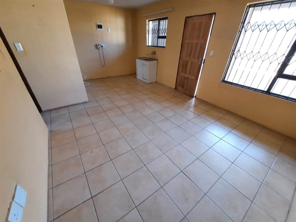 14 Bed House in Mohlakeng photo number 17