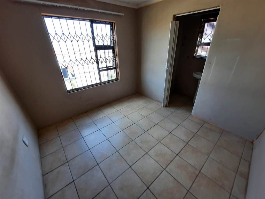 14 Bed House in Mohlakeng photo number 7