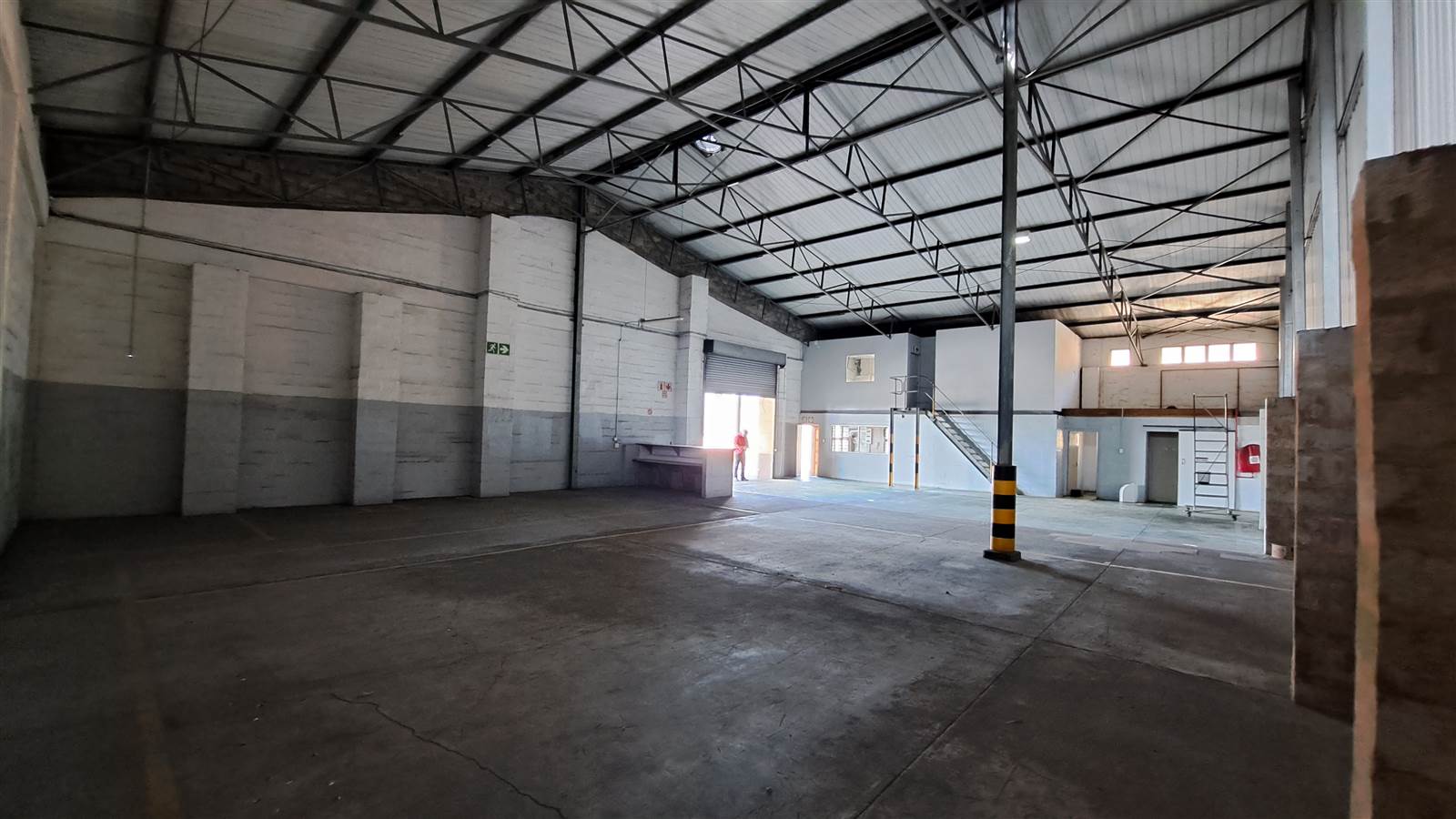 526  m² Industrial space in Hillview photo number 3
