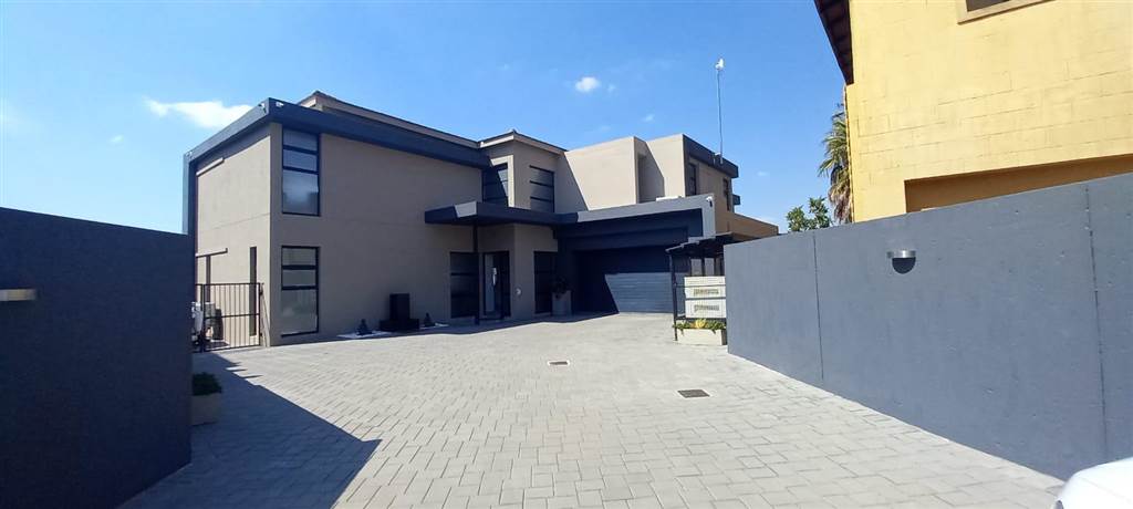 6 Bed House in Ruimsig photo number 29
