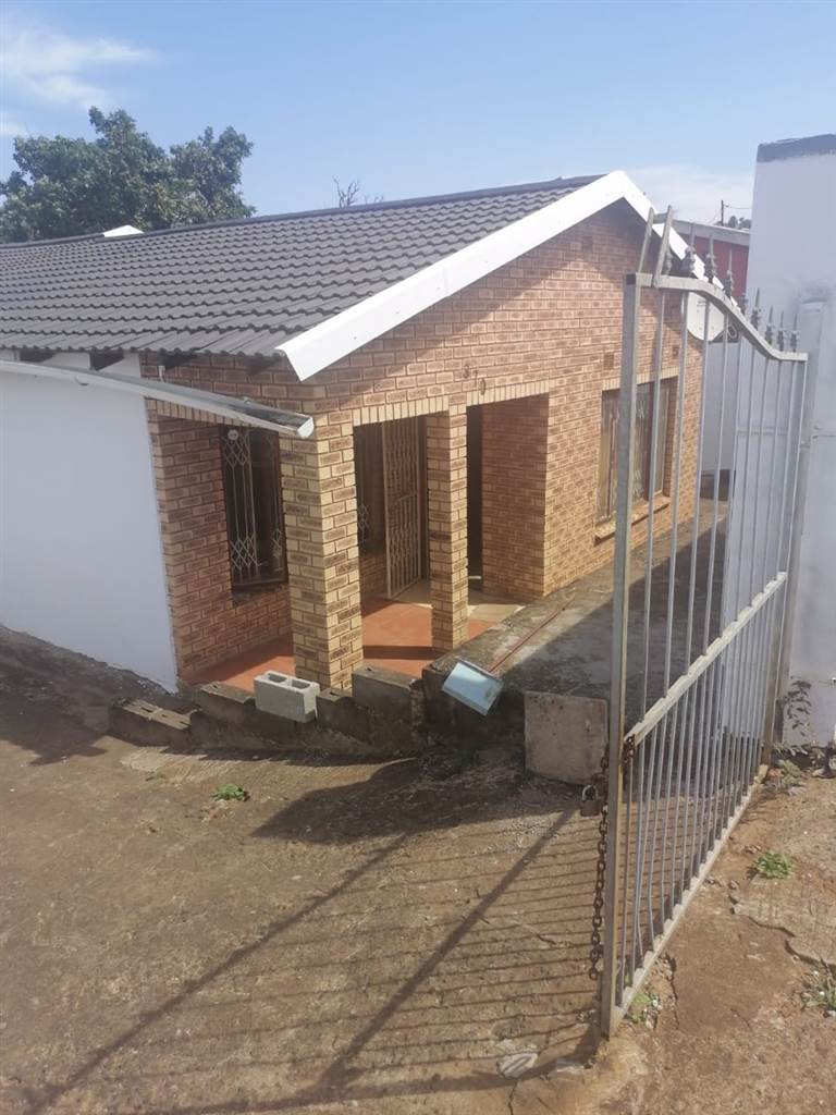 3 Bed House in KwaMashu photo number 3