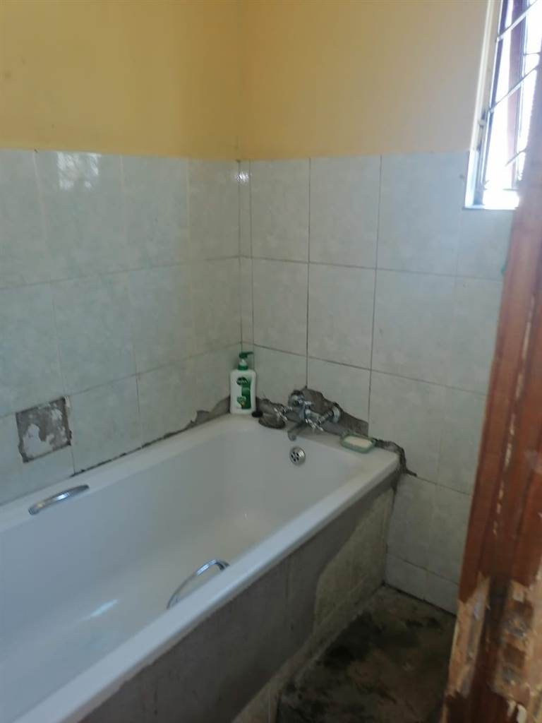 3 Bed House in KwaMashu photo number 16