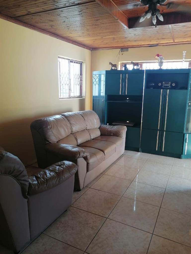 3 Bed House in KwaMashu photo number 9