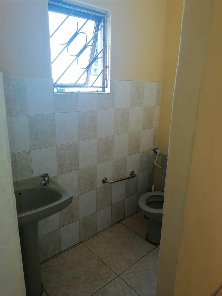 3 Bed House in KwaMashu photo number 15