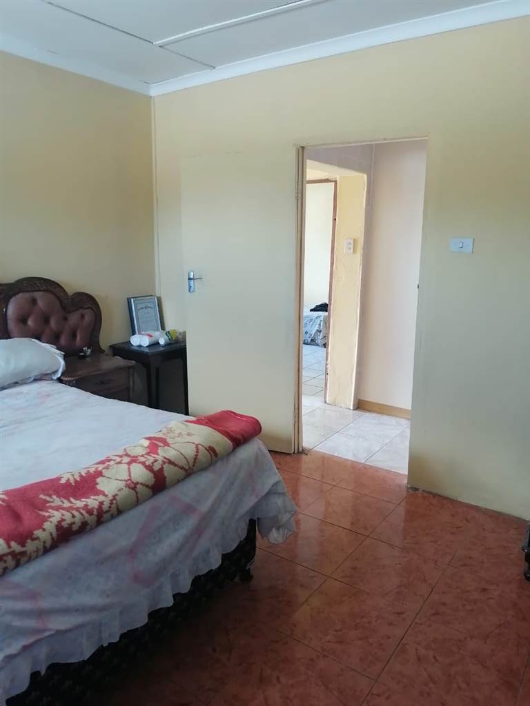 3 Bed House in KwaMashu photo number 12