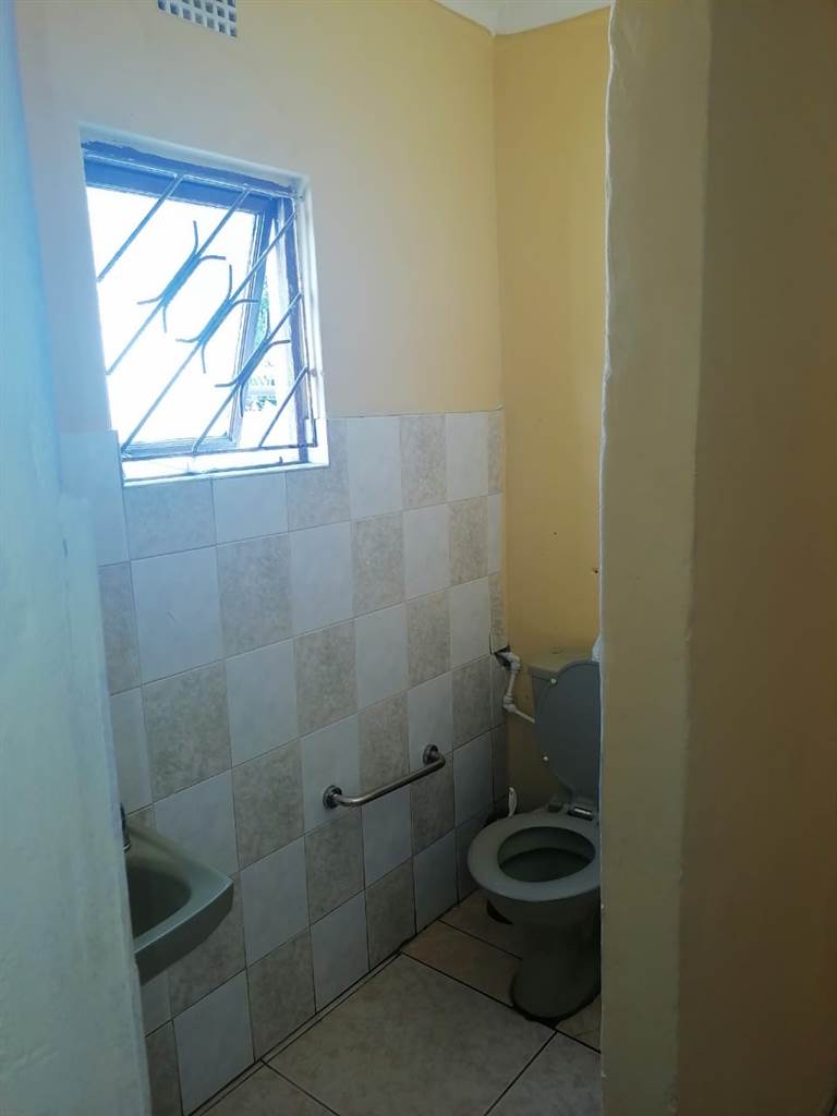 3 Bed House in KwaMashu photo number 14