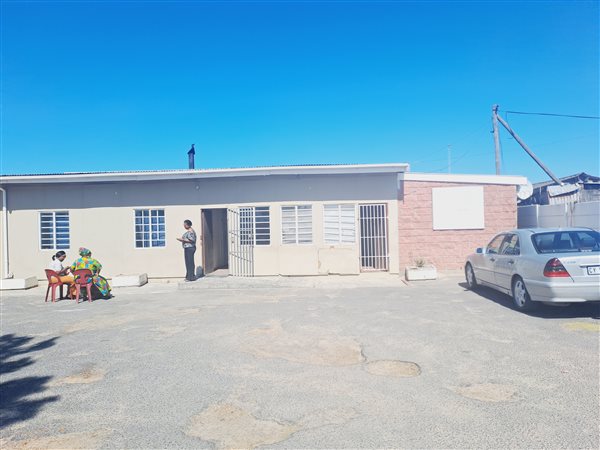 472  m² Commercial space