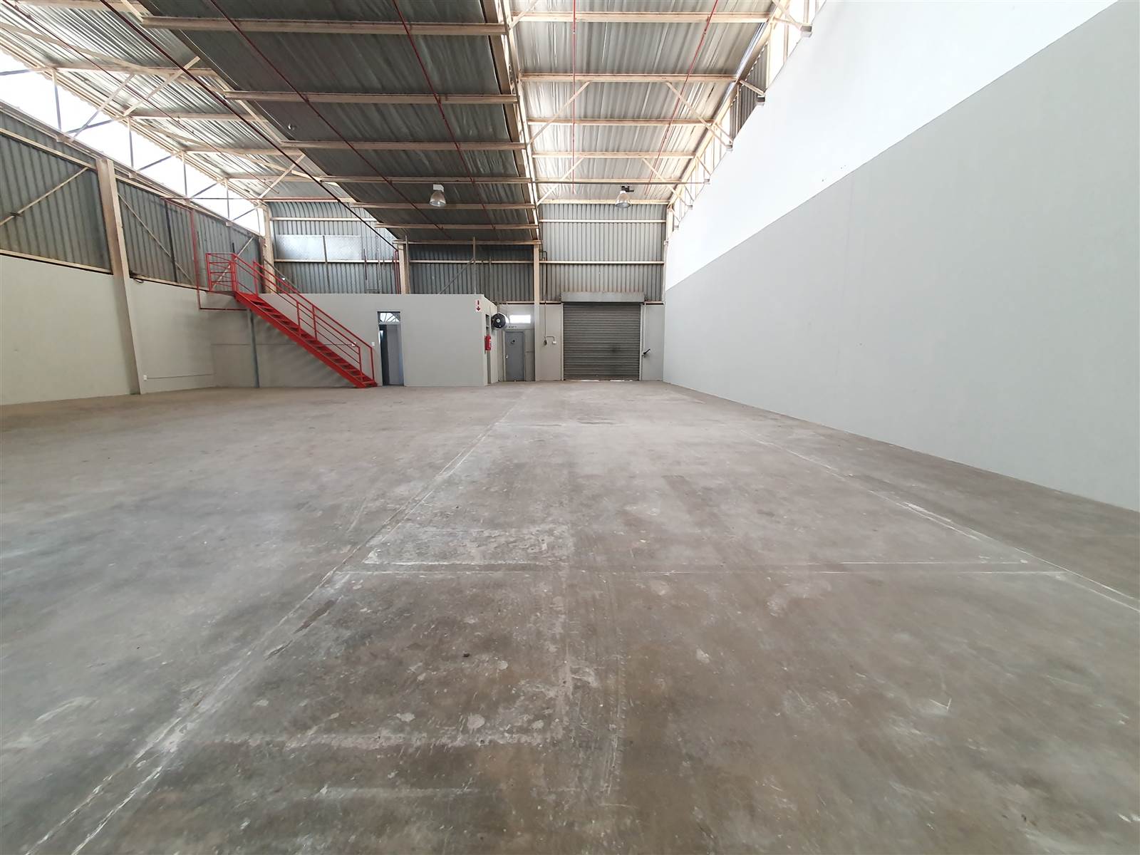415  m² Industrial space in Selby photo number 2