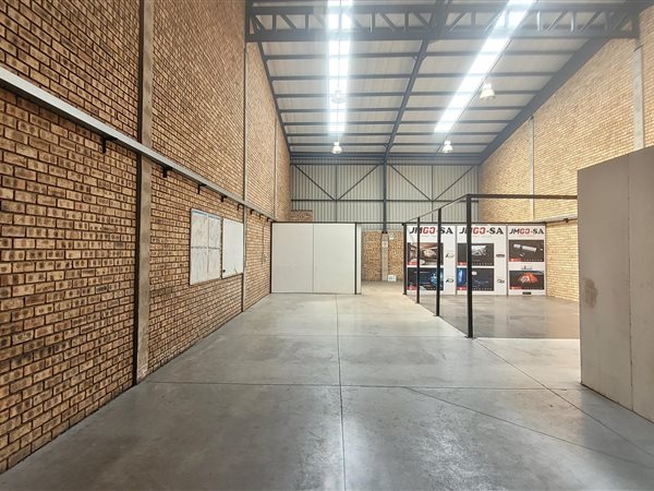 279  m² Industrial space in Stormill