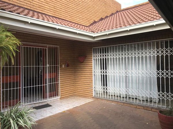 4 Bed House in Universitas