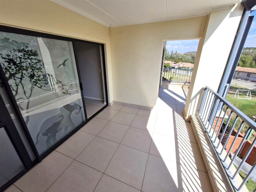 2 Bed Apartment in Kyalami Hills photo number 4