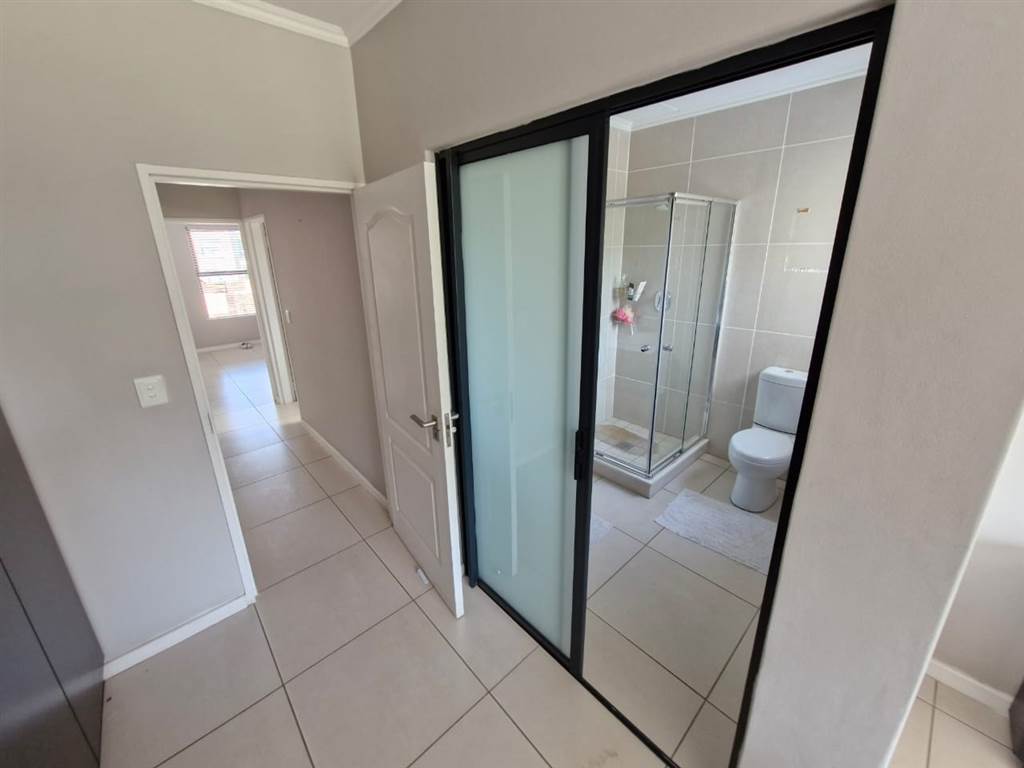 2 Bed Apartment in Kyalami Hills photo number 9
