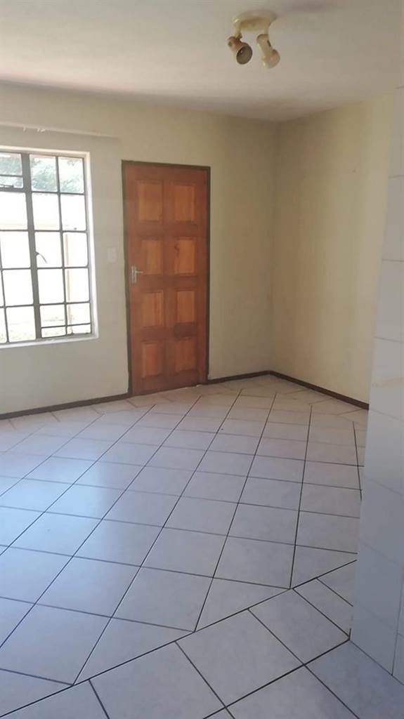 2 Bed Townhouse in Roodepoort West photo number 11