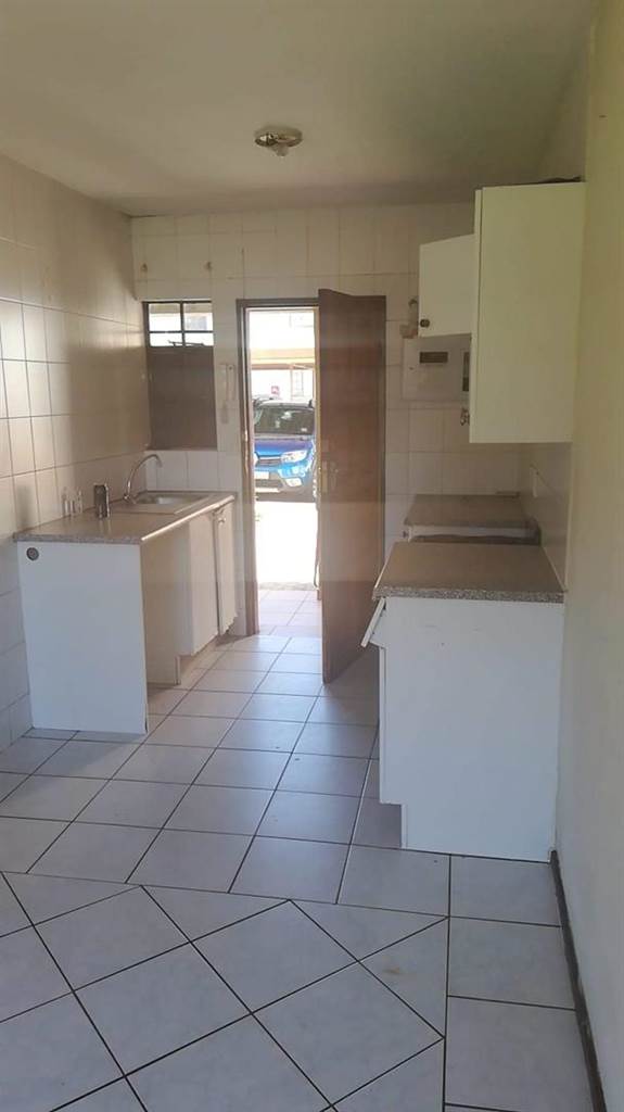 2 Bed Townhouse in Roodepoort West photo number 15