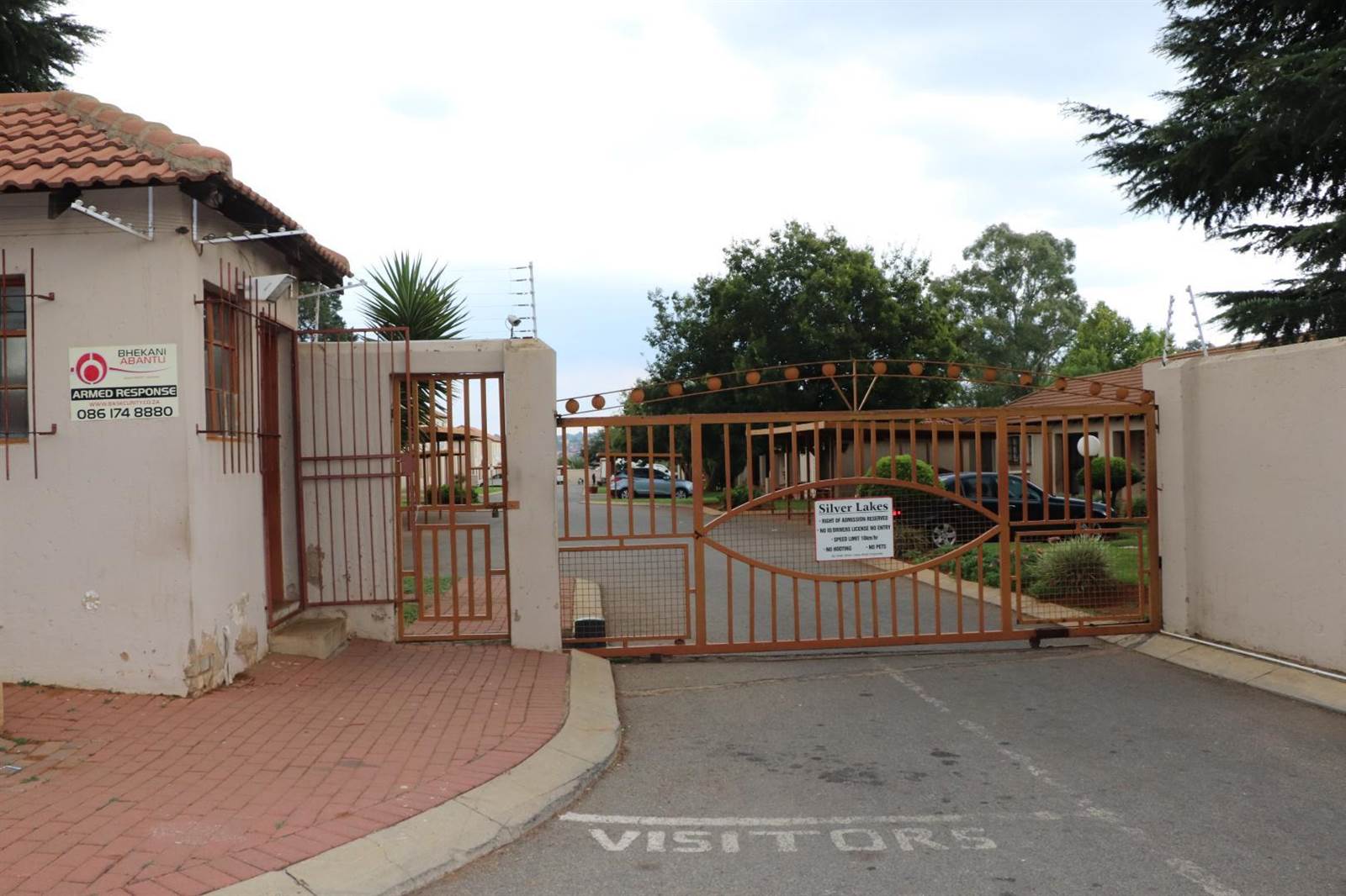 2 Bed Townhouse in Roodepoort West photo number 2