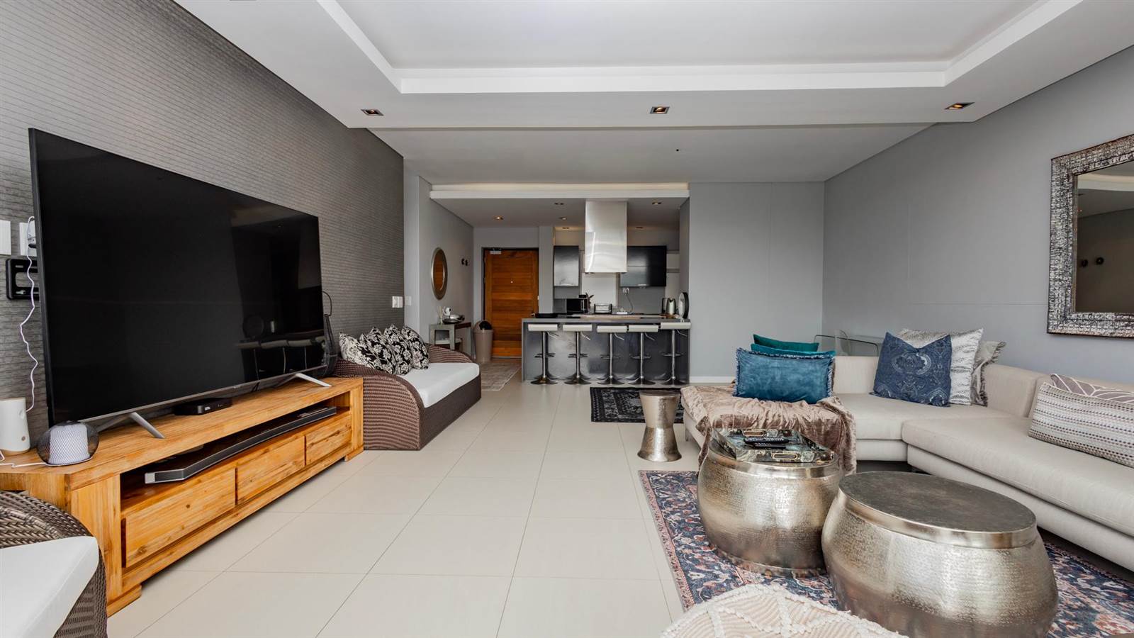 2 Bed Apartment in Mouille Point photo number 3