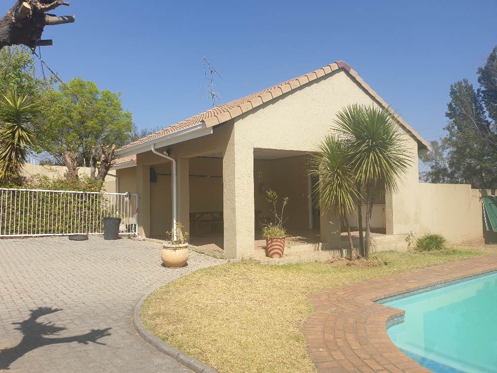 2 Bed Townhouse in Marais Steyn Park photo number 19