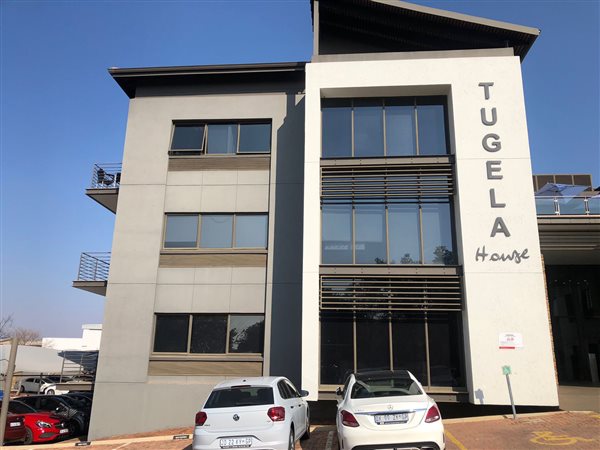 815  m² Commercial space