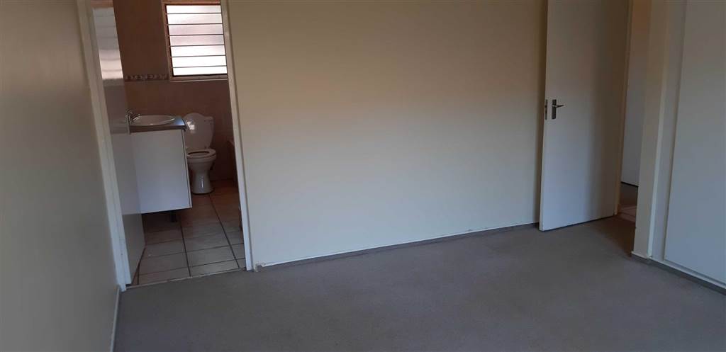 3 Bed Townhouse in Ruimsig photo number 9