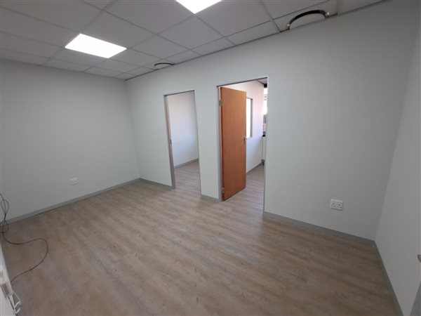 36.7299995422363  m² Commercial space