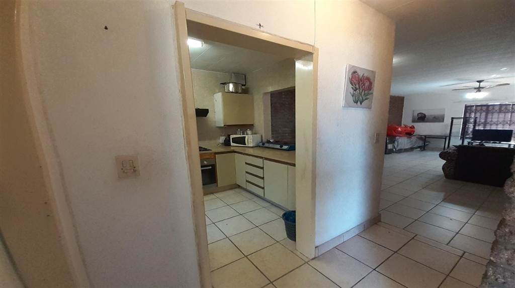 3 Bed Townhouse in Vereeniging photo number 25
