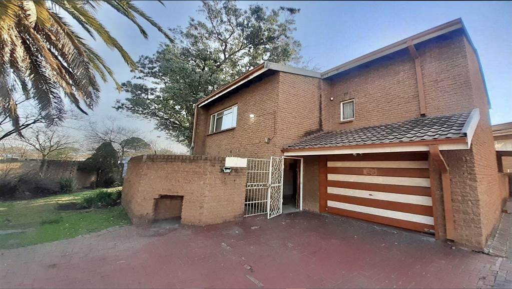 3 Bed Townhouse in Vereeniging photo number 3