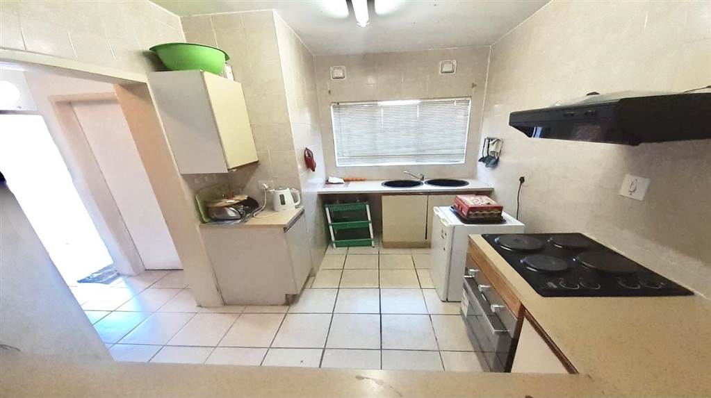 3 Bed Townhouse in Vereeniging photo number 12