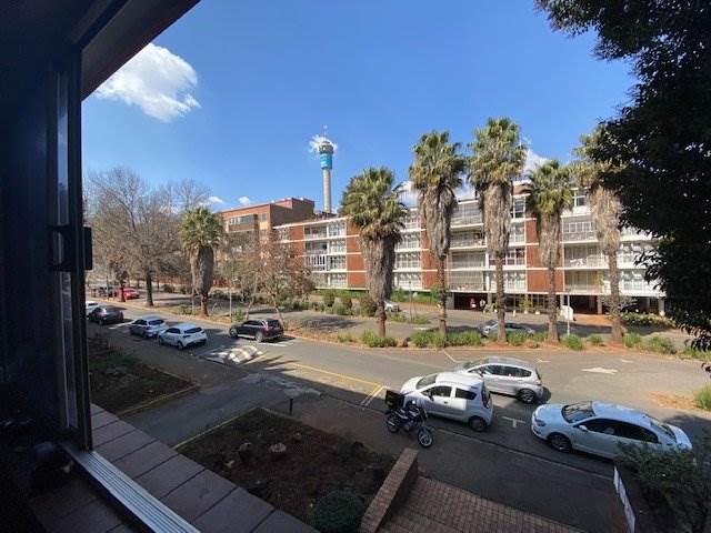 1 Bed Apartment in Parktown photo number 20